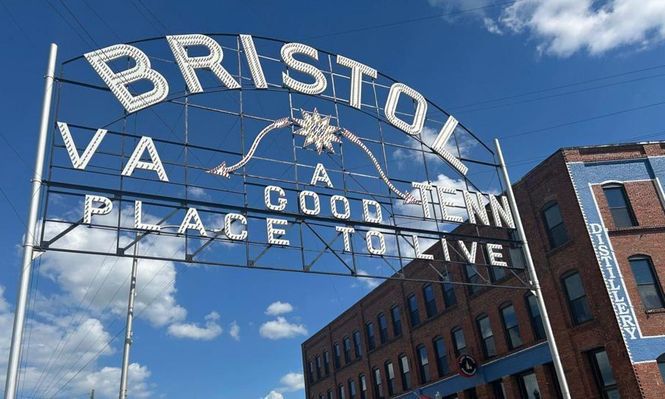 El límite entre los dos estados pasa por la calle principal de la ciudad.