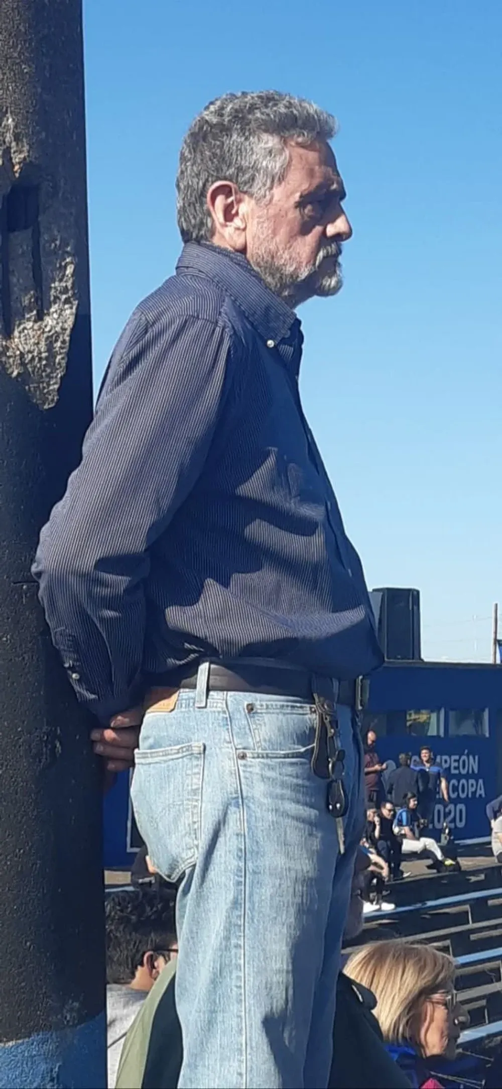 José Luis Palma viendo el partido entre Liverpool y Peñarol en Belvedere