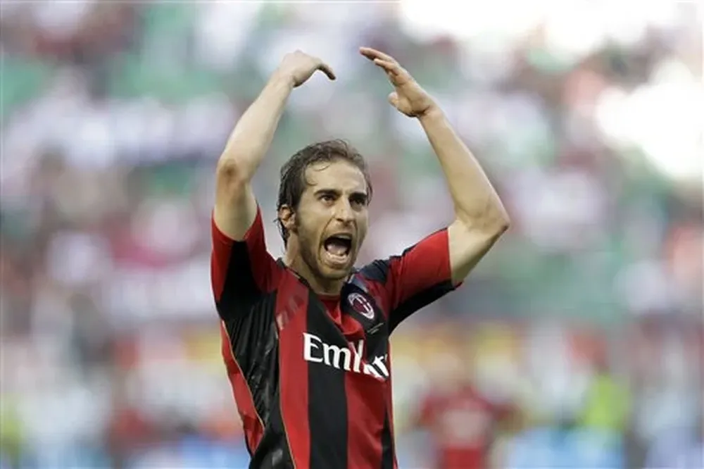 El mediocampita del Milan, Mathieu Flamini, celebra al terminar el partido con el Bolonia