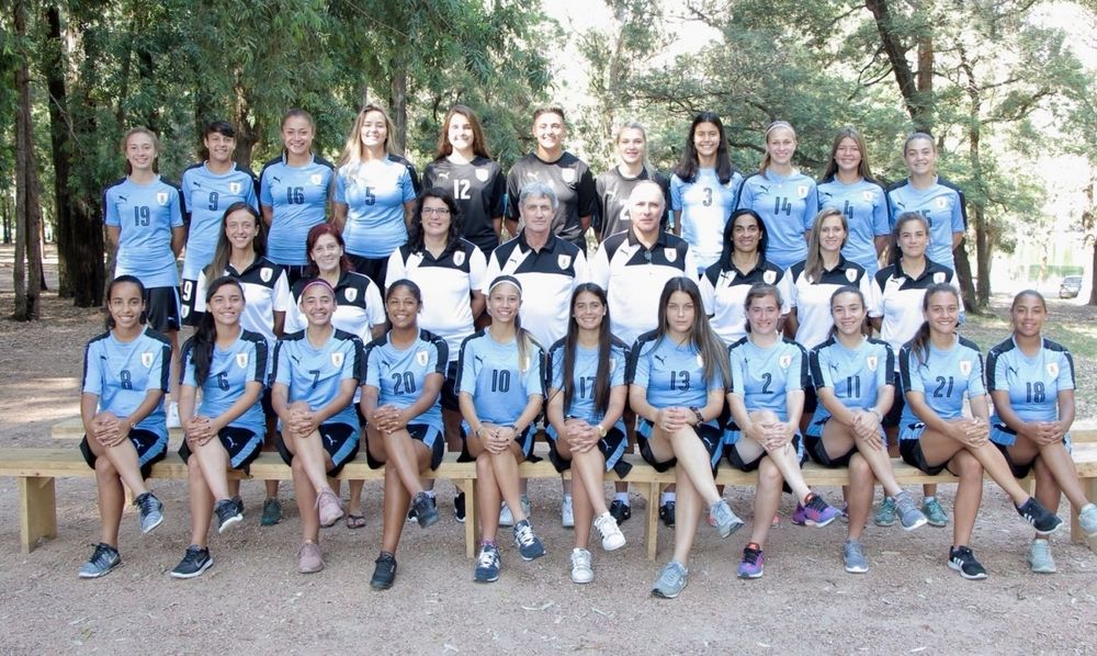 La selección sub 17 de Uruguay que disputó el sudamericano de fútbol femenino en 2018, en Argentina. Tres jugadoras, Ángela Gómez, Esperanza Pizarro y Wendy Carballo, el entrenador Ariel Longo y la asistente Graciela Barboza, disputarán la semifinal de la Copa América de mayores 2025. La selección sub 17 de Uruguay que disputó el sudamericano de fútbol femenino en 2018, en Argentina. Tres jugadoras, Ángela Gómez, Esperanza Pizarro y Wendy Carballo, el entrenador Ariel Longo y la asistente Graciela Barboza, disputarán la semifinal de la Copa América de mayores 2025.