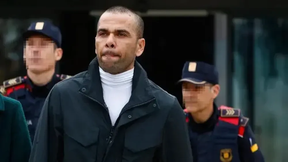Dani Alves, saliendo de prisión en Barcelona.