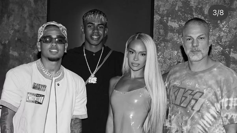 El cantante Ozuna, Lamine Yamal, Bad Gyak y un amigo en una disco en Ibiza.