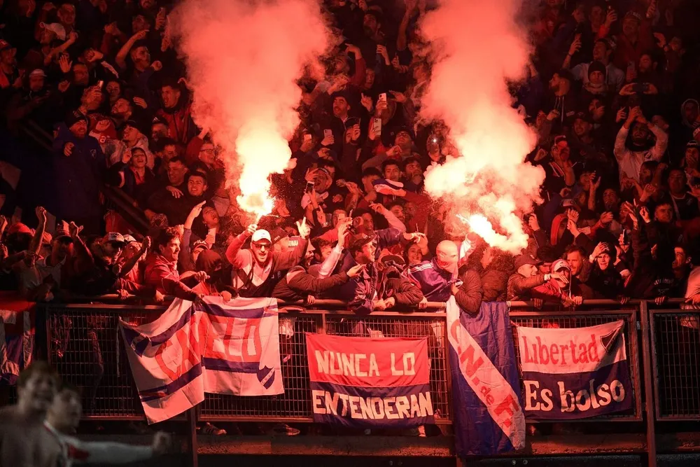 Hinchas de Nacional en La Plata