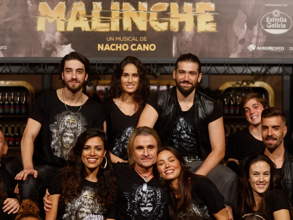 Nacho Cano junto a parte del elenco de Malinche.