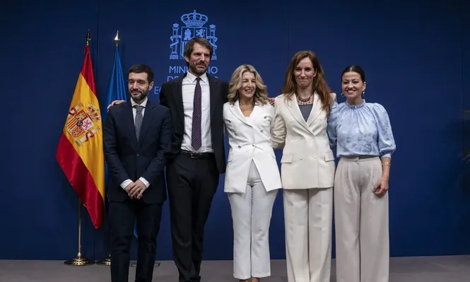 El nuevo ministro de Derechos Sociales, Agenda 2030 y Consumo, Pablo Bustinduy; junto a otros funcionarios.