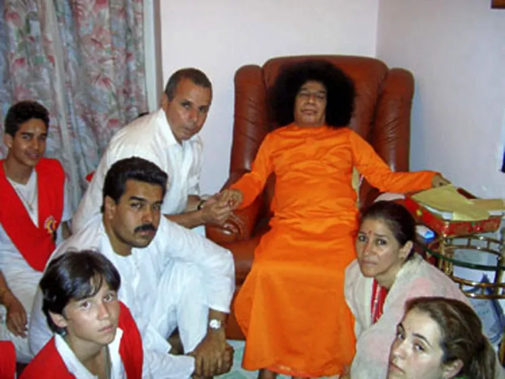 Nicolás Maduro junto al gurú Sai Baba, en Puttaparthi, India, en 2005