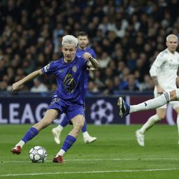 El centrocampista ruso del AS Mónaco, Aleksandr Golovin (i), intenta superar al centrocampista uruguayo del Real Madrid, Federico Valverde El centrocampista ruso del AS Mónaco, Aleksandr Golovin (i), intenta superar al centrocampista uruguayo del Real Madrid, Federico Valverde