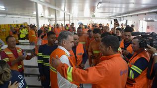 Yamandú Orsi en visita a las obras del centro de datos de Google en Canelones
