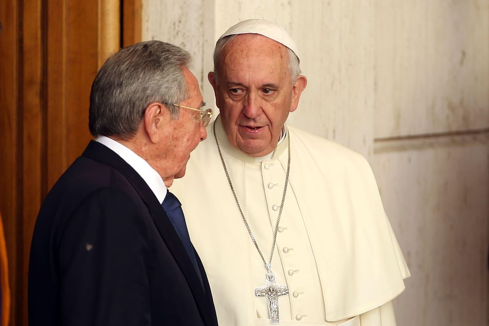Raúl Castro, presidente de Cuba en 2015, agradeció a Francisco su mediación para el acercamiento de su país con Estados Unidos.