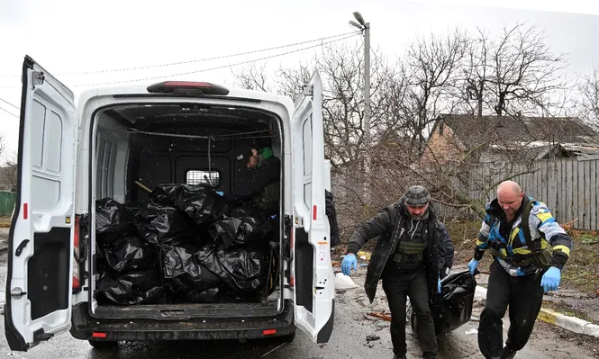 Hallan 57 cuerpos en una fosa común en localidad ucraniana de Bucha