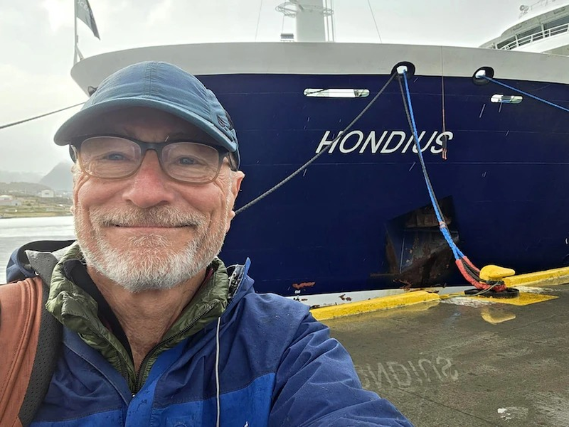 "El héroe del MV Hondius": la historia del médico retirado que contuvo el brote de hantavirus en el crucero