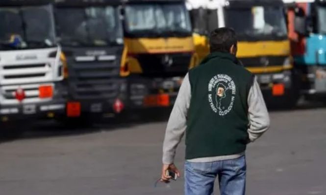 Paritarias: ¿Cuánto cobra un camionero en septiembre 2025 con aumento?