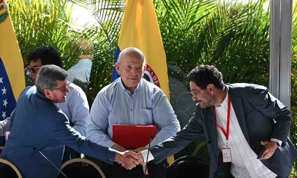 Los negociadores del ELN, Pablo Beltrán, y del gobierno, Iván Cepeda. En el centro, Otty Patiño.