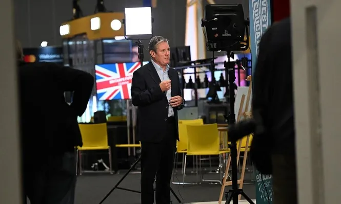 Las encuestas señalan que el candidato del laborismo saca unos veinte puntos de margen a su rival conservador y primer ministro, Rishi Sunak.