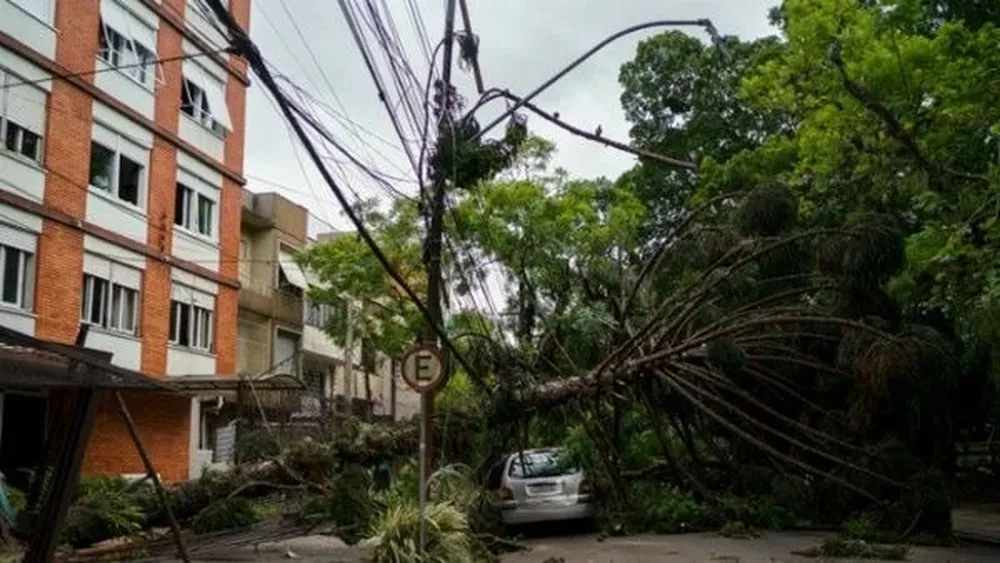 En los barrios centrales de la capital del estado, vecinos esperaban frente a sus viviendas la llegada de los equipos de respuesta, que no daban abasto.