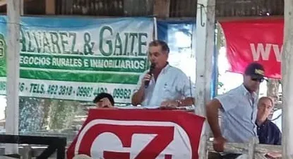 Gerardo Zambrano en uno de los remates de la zafra, vendiendo Romney de Santa María.