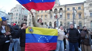 Venezolanos celebran en Madrid la caída de Nicolás Maduro.