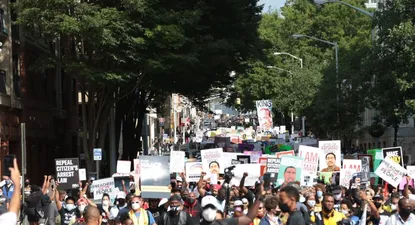 marchan en atlanta por la muerte de otro hombre negro bajo arresto policial