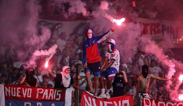 Volvieron los enmascarados, las bengalas y las banderas robadas a las tribunas de Nacional&nbsp;