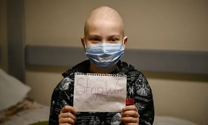 ​​​​​​​Paren la guerra reza el mensaje de esta niña en el sótano del principal hospital pediátrico de Kiev.