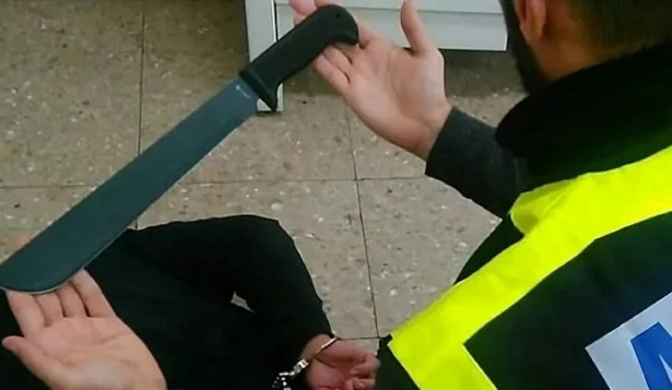 Detienen a tres integrantes de los `Trinitarios´ por intentar matar a machetazos a un joven en Madrid