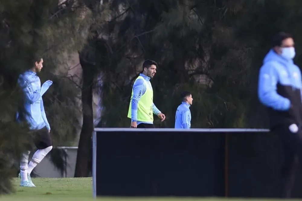 Martín Cáceres y Luis Suárez en el equipo titular este martes de tarde