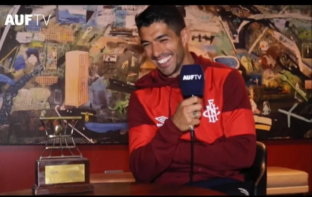 Luis Suárez premiado por la AUF
