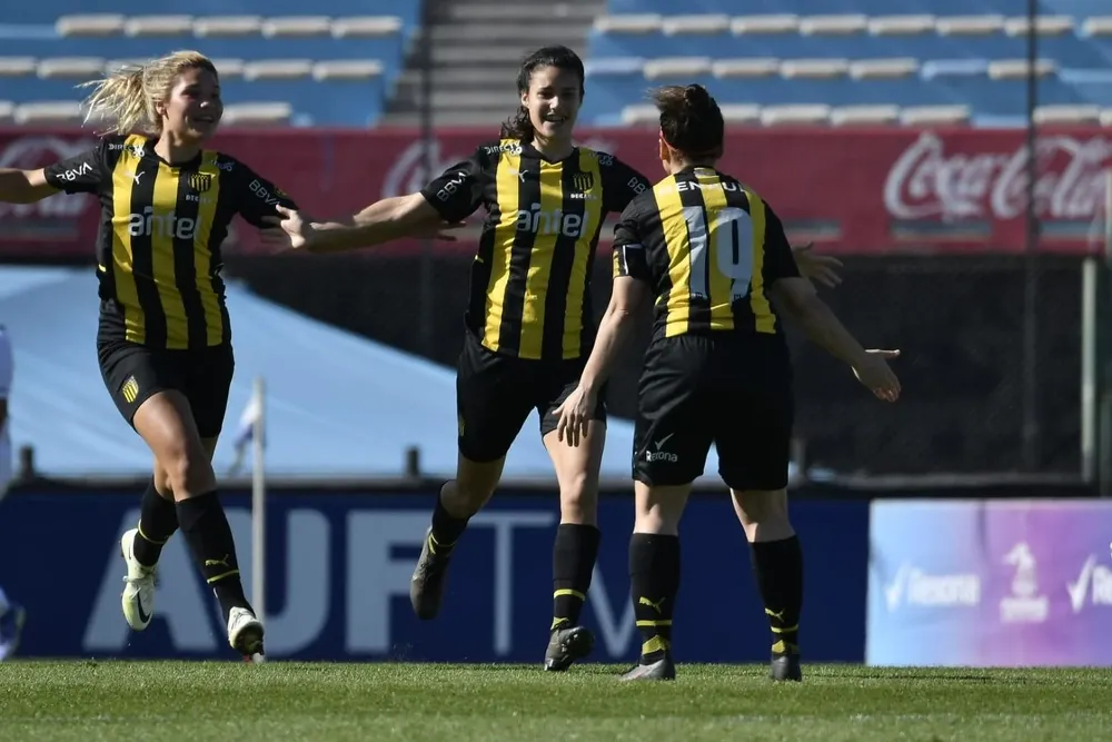 Sofía Ramondegui festeja un gol de Peñarol