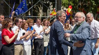 Alberto Núñez Feijóo, y el filósofo Fernando Savater, durante una manifestación del PP, en la Puerta de Alcalá,