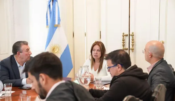 El relato sobre las universidades: el Gobierno cuestiona cuánto cuesta graduarse y quién se queda con los fondos de los hospitales