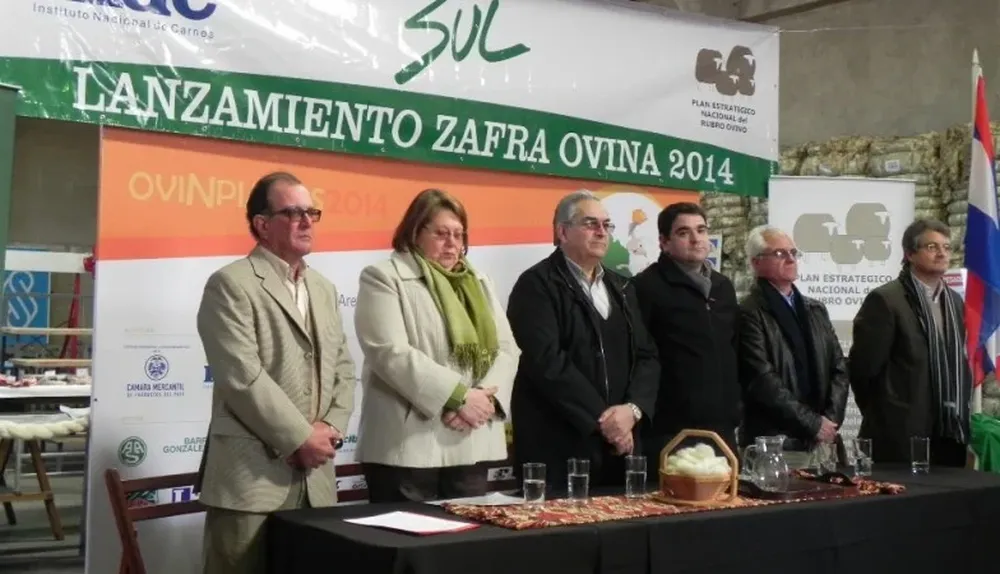 Autoridades de gobierno y organizaciones privadas en la inaguración de la Zafra Ovina 2014 en Trinidad