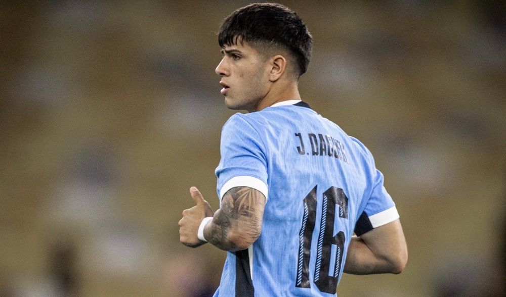 Julio Daguer, el juvenil de Peñarol de 17 años, debutó en la selección uruguaya mayor ante República Dominicana