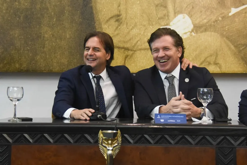 Lacalle Pou junto al presidente de Conmebol, Alejandro Domínguez. Archivo