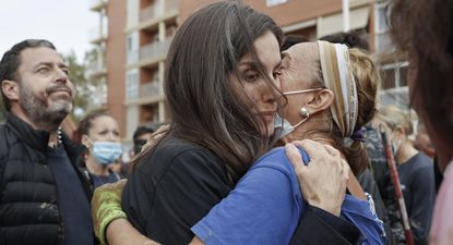 La reina Letizia consuela a una víctima de las inundaciones, durante su visita a Paiporta este domingo.