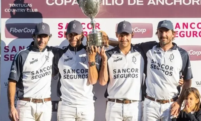 Pelón Stirling en el podio al lado de Cambiaso y levantando la copa