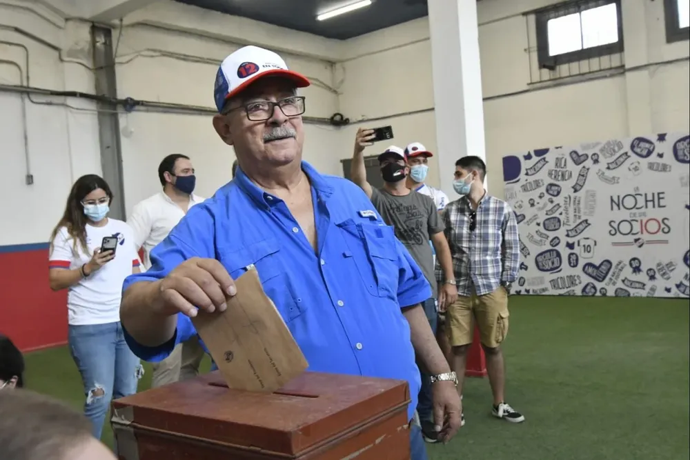 Raúl Giuria votó a las 10 de la mañana en el Gran Parque Central