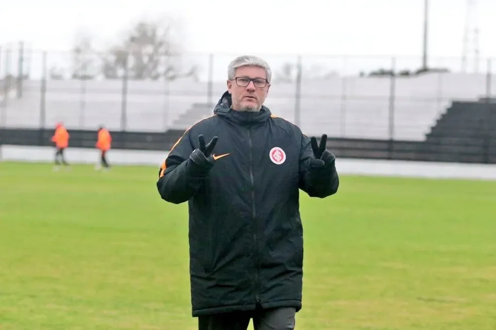 Odair Hellmann, entrenador de Inter de Porto Alegre, en la práctica del martes en Jardines