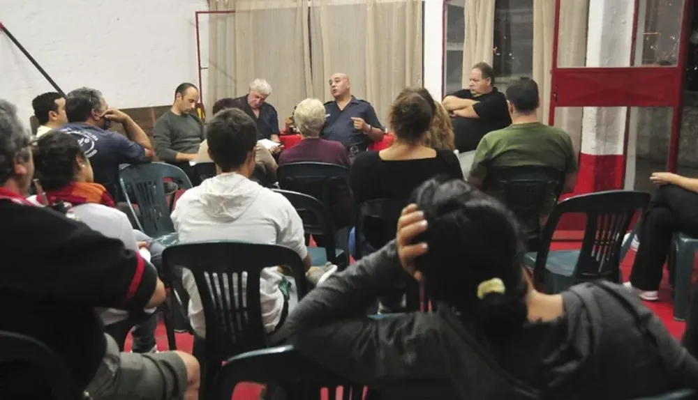 Los vecinos se reúnen una vez al mes con autoridades policiales para evaluar la marcha de la seguridad en el barrio.