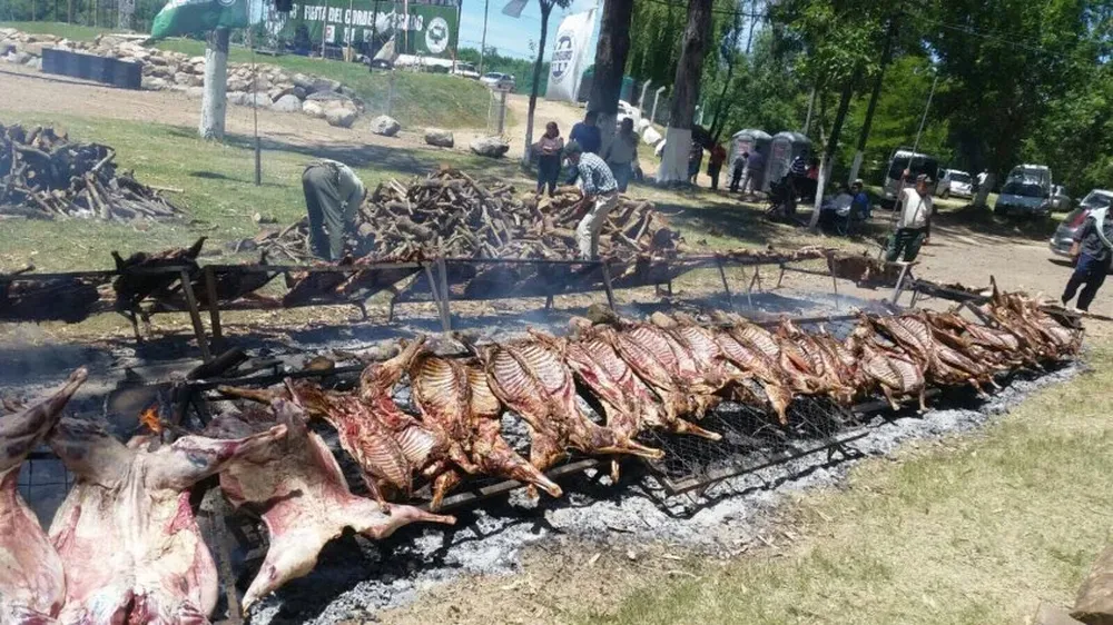 Decenas de corderos son asados en el Parque Elías Regules, en Sarandí del Yi.