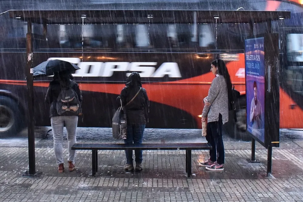 Ómnibus de Copsa frente a una parada de ómnibus