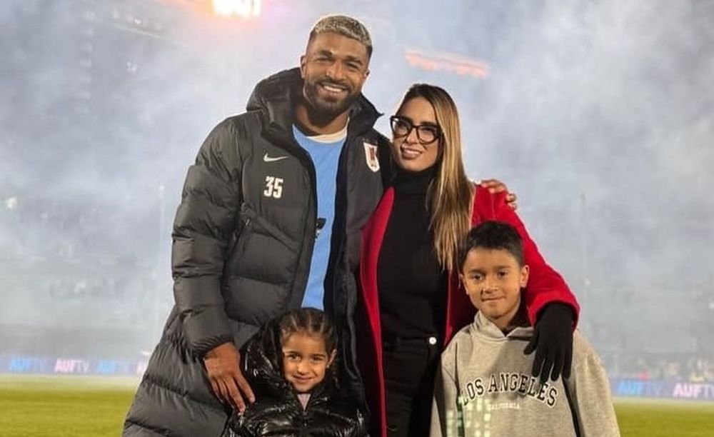 La celebración familiar en la cancha de Rodrigo Aguirre