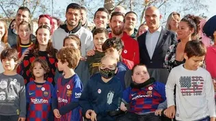 Suárez y Messi visitaron hospitales de niños previo a Reyes