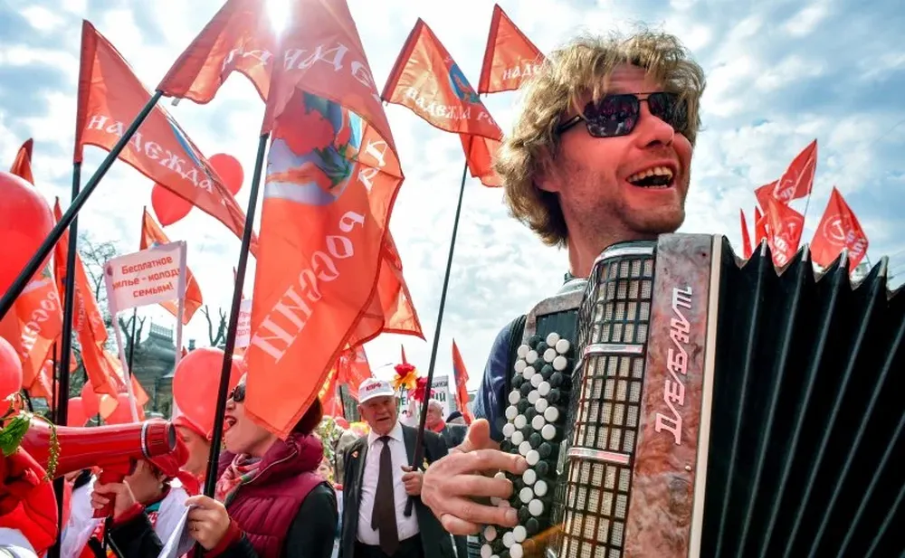 Activista del partido de izquierda en la marcha por el Día del Trabajador en Moscú, Rusia.