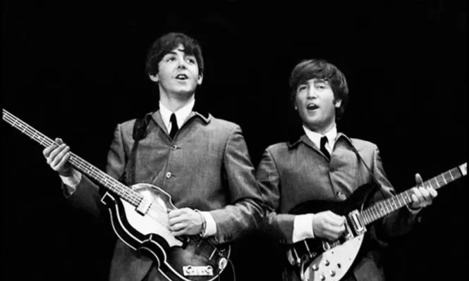 Paul Mc Cartney y John Lennon durante una presentación de la banda The Beatles
