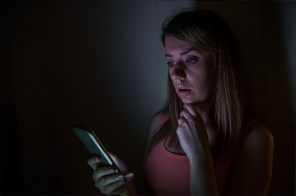 Imagen ilustrativa de mujer con celular