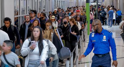 Pasajeros han tenido que formarse por varias horas para cruzar los controles de seguridad en varios aeropuertos de EE.UU.