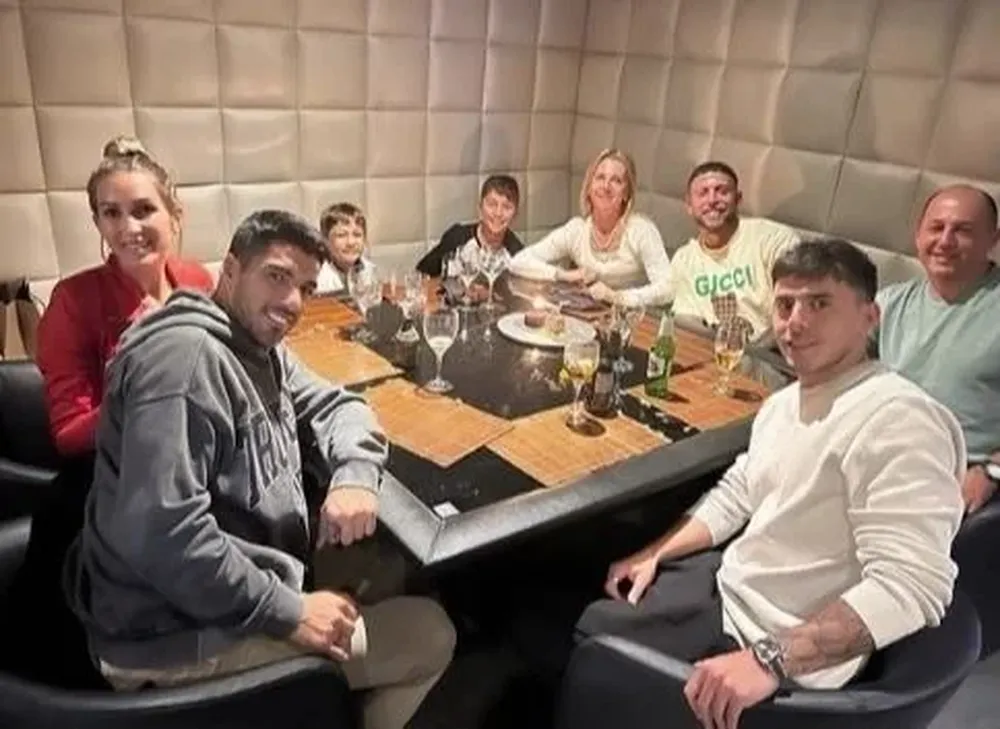 La cena de Felipe Carballo y Luis Suárez con sus familias