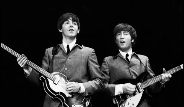 Paul Mc Cartney y John Lennon durante una presentación de la banda The Beatles