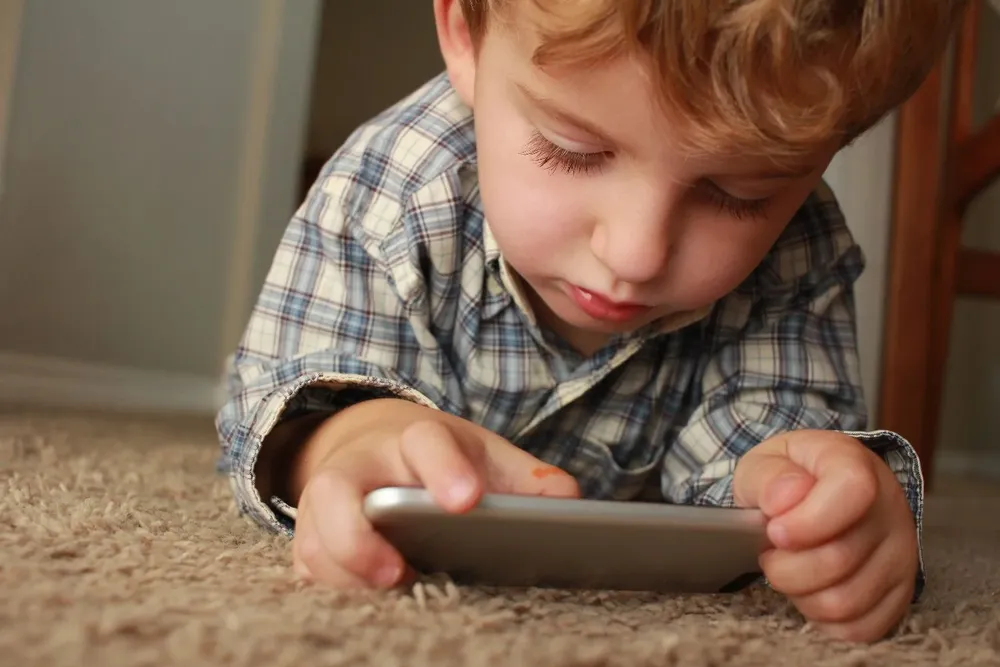 Niño con un celular. (Archivo)