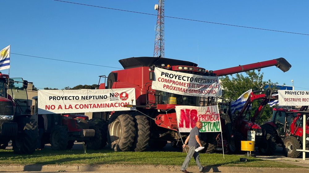 Manifestación afuera del club donde se realiza la audiencia pública por Arazatí